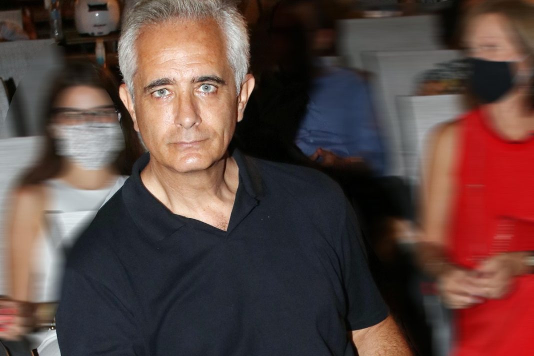 Ο Σωκράτης Αλαφούζος ποζάρει αγκαλιά με τη μητέρα του
