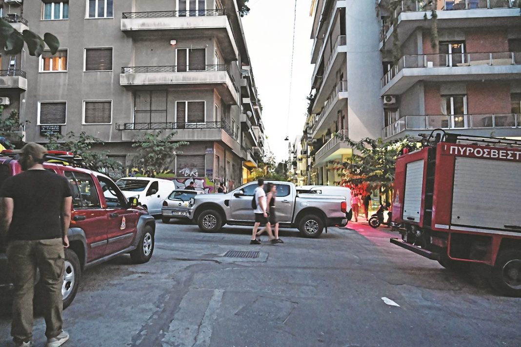 «Ψυχώ» στα Εξάρχεια με 45χρονο σε κατάσταση αμόκ - Μαχαίρωσε τη γειτόνισσά του