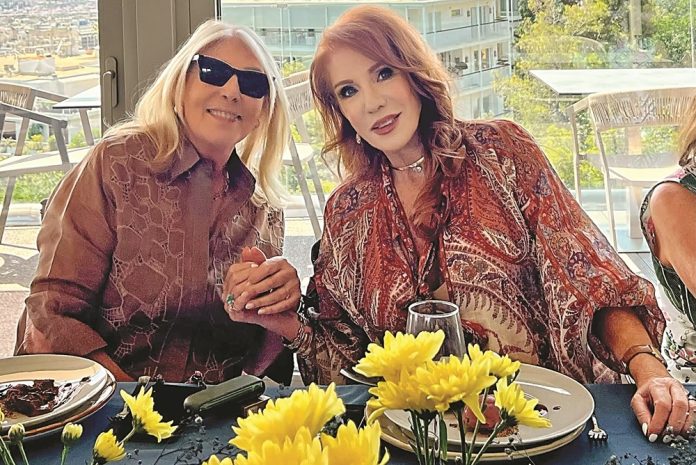Chic lunch με φόντο την Ακρόπολη