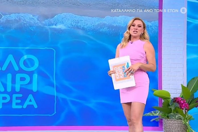 Κατερίνα Καραβάτου: Ντυμένη στα ροζ στην πρεμιέρα της στον ΑΝΤ1