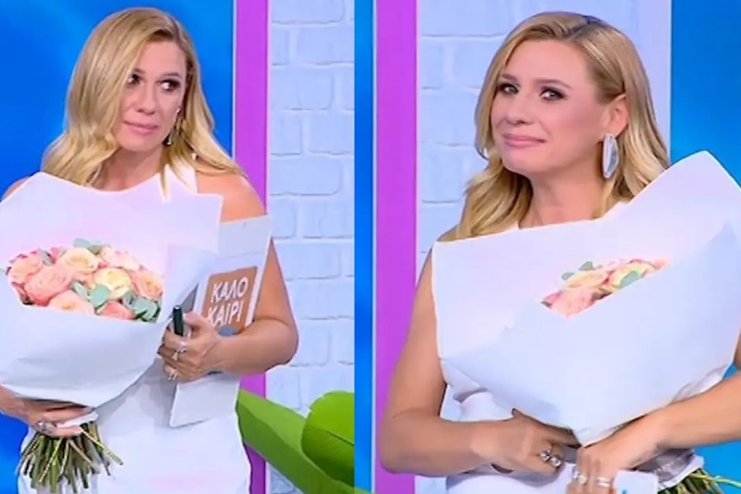 Η αμηχανία της Καραβάτου on air με ανθοδέσμη που της έστειλε άγνωστος αποστολέας