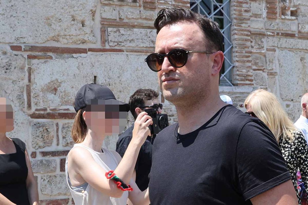 Τα... μάζεψε ο Αγγέλου έπειτα από τον σάλο με τη φωτογραφία