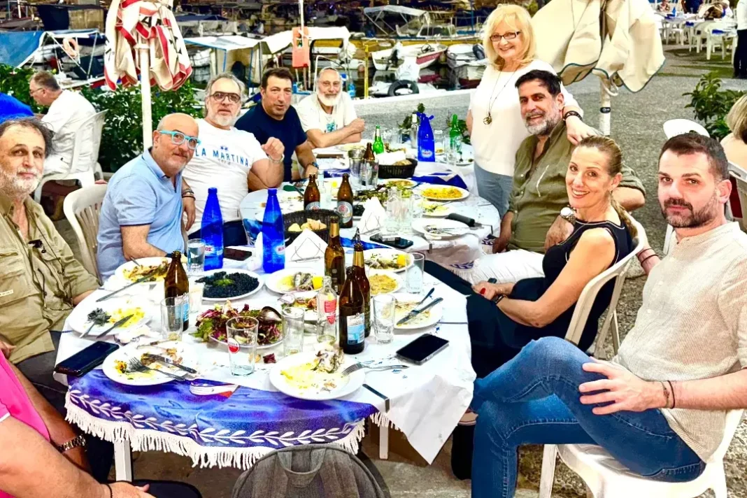 Το «τούνελ» έκλεισε τα φώτα και η Αγγελική Νικολούλη βγήκε για ουζάκι με τους συνεργάτες της