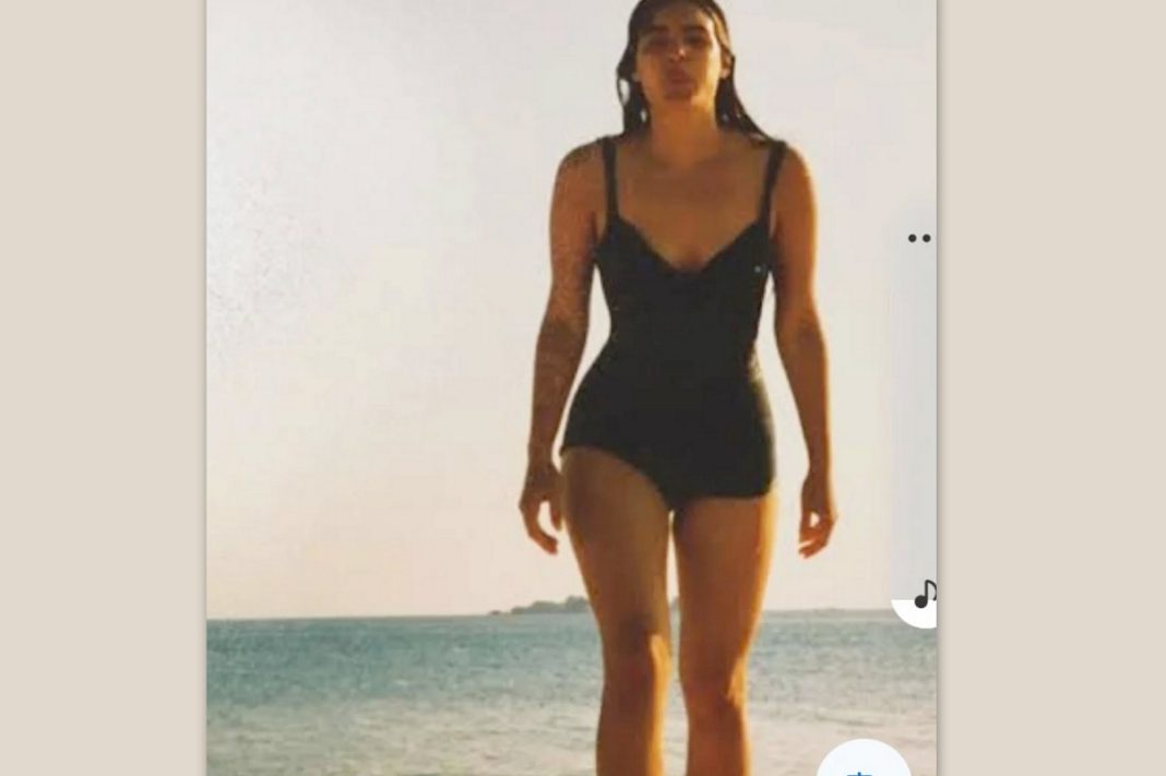 «Καλοκαίρι 19 χρονών. Παλιό μαγιό, αντηλιακό, καμία πίεση» - Αναγνωρίζετε ποια είναι;