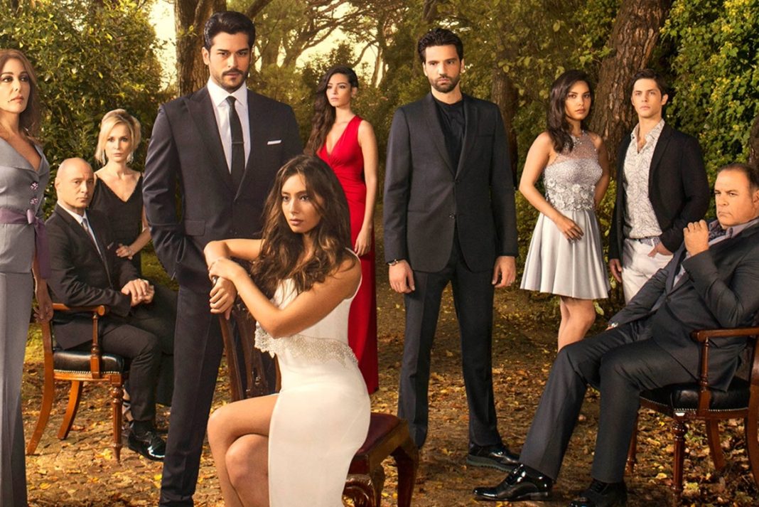 Πρωταγωνιστής της σειράς «Kara Sevda» κάνει διακοπές στη Σάμο