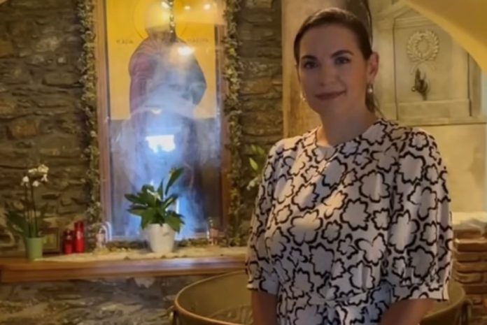 Η Όλγα Κεφαλογιάννη στην Παναγία της Τήνου για το τάμα της