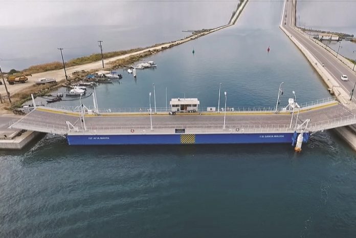 Άνω κάτω η Λευκάδα, με την πλωτή γέφυρα για τα σκάφη που έκλεισε εδώ και δύο εβδομάδες