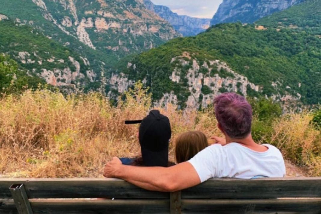 Στα Ζαγοροχώρια με τα παιδιά τους Τσορτέκης και Μαυρίδου