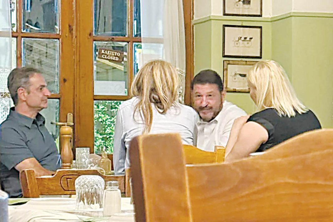 Κυριάκος Μητσοτάκης - Νίκος Χαρδαλιάς: Σε ταβέρνα της Δραπετσώνας