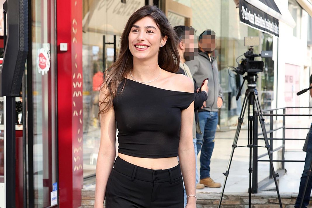 Topless και... μελετηρή η Μιχαλοπούλου