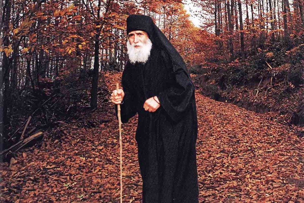 Κοσμοπλημμύρα στον, τάφο του «αγίου του αιώνα μας», με αφορμή τη μνήμη του που γιορτάζεται στις 12 Ιουλίου