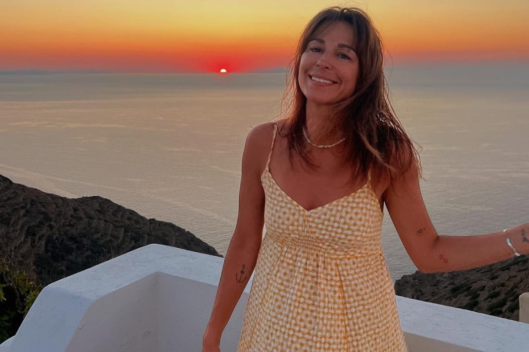 Η Κατερίνα Παπουτσάκη ποζάρει με τον σύντροφό της στις διακοπές τους