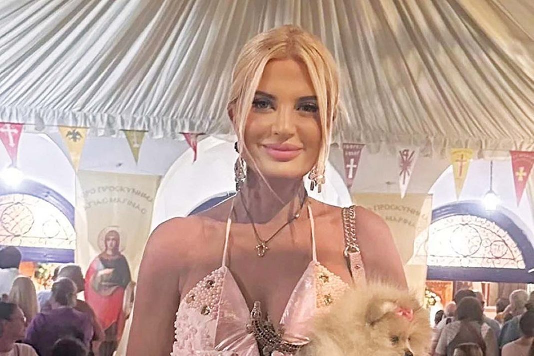 Τα... έψαλαν στη Μαρίνα Σταυράκη που πήγε να προσκυνήσει με ξώπλατο φόρεμα