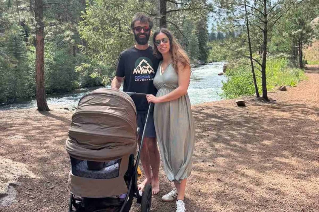 Κατερίνα Στεφανίδη και Μίτσελ Κρίερ στην πρώτη βόλτα με τον μπέμπη τους