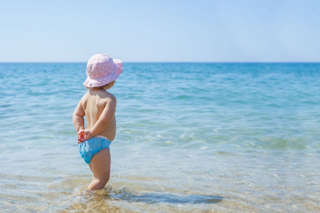 Οδηγός για την πρώτη επαφή του μωρού με τη θάλασσα – Τι να πάρετε μαζί σας