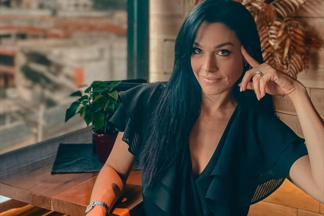 Ιωάννα Τριανταφυλλίδου: Με φουσκωμένη κοιλίτσα ποζάρει με μαγιό στην παραλία
