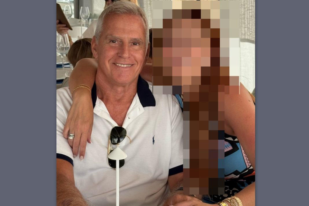 Γνωστή παρουσιάστρια κάνει διακοπές στην Πάρο παρέα με τον πατέρα της