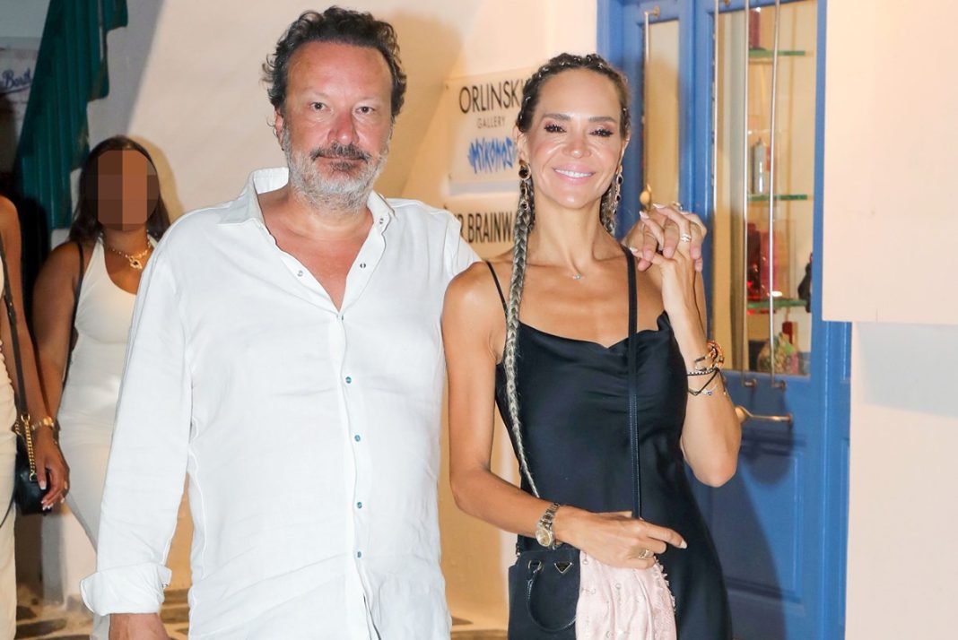 Νικολέττα Καρρά - Διονύσης Παναγιωτάκης: Αγκαλιά στα σοκάκια της Μυκόνου
