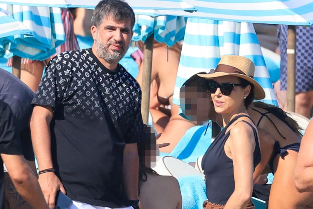 «Τσακώσαμε» σε παραλία της Μυκόνου τη Σίσσυ Φειδά και τον σύζυγό της, Γιώργο Ανδρίτσο