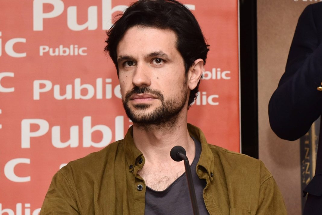 Ο Ορφέας Αυγουστίδης ποζάρει με τον πατέρα του στις διακοπές τους