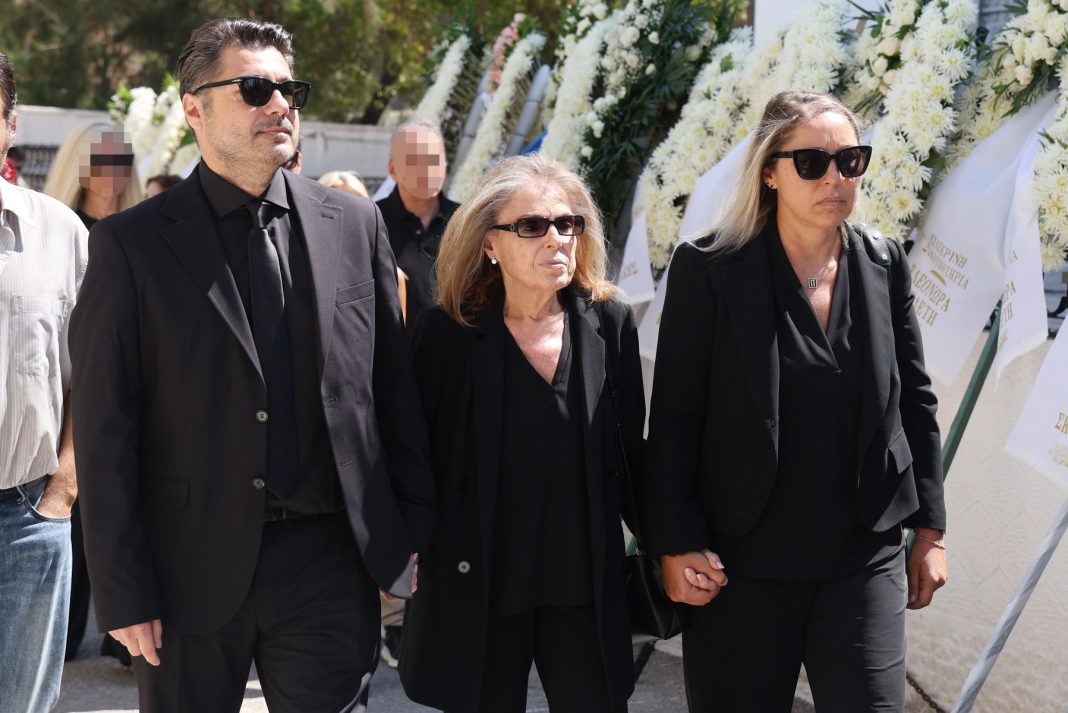 Κηδεία Δημήτρη Κωνσταντάρα: Συντετριμμένη η σύζυγός του, Βίκυ στο τελευταίο αντίο
