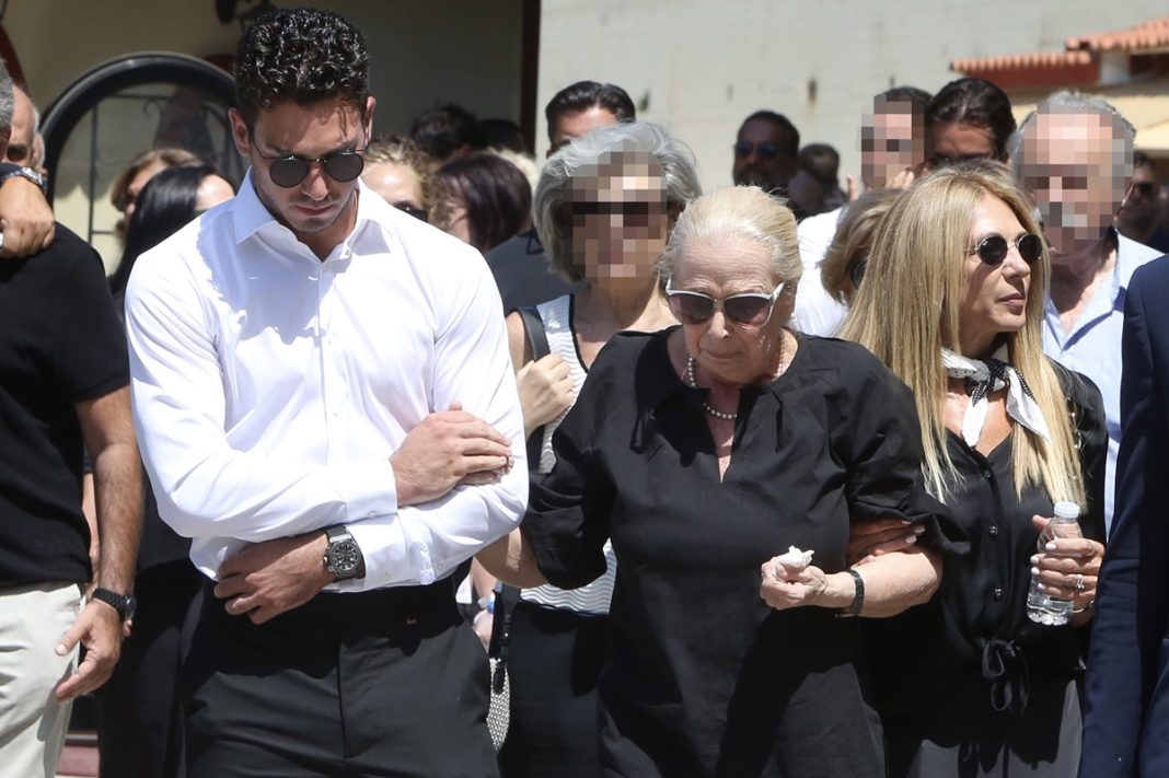 Κηδεία Αλεξάνδρας Νικολαΐδου: Υποβασταζόμενη η μητέρα της στο τελευταίο αντίο