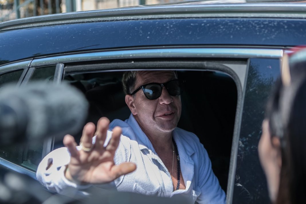 Ο Γιώργος Μαζωνάκης βγήκε από το ψυχιατρείο και στέλνει στο σκαμνί μέλη της οικογένειάς του
