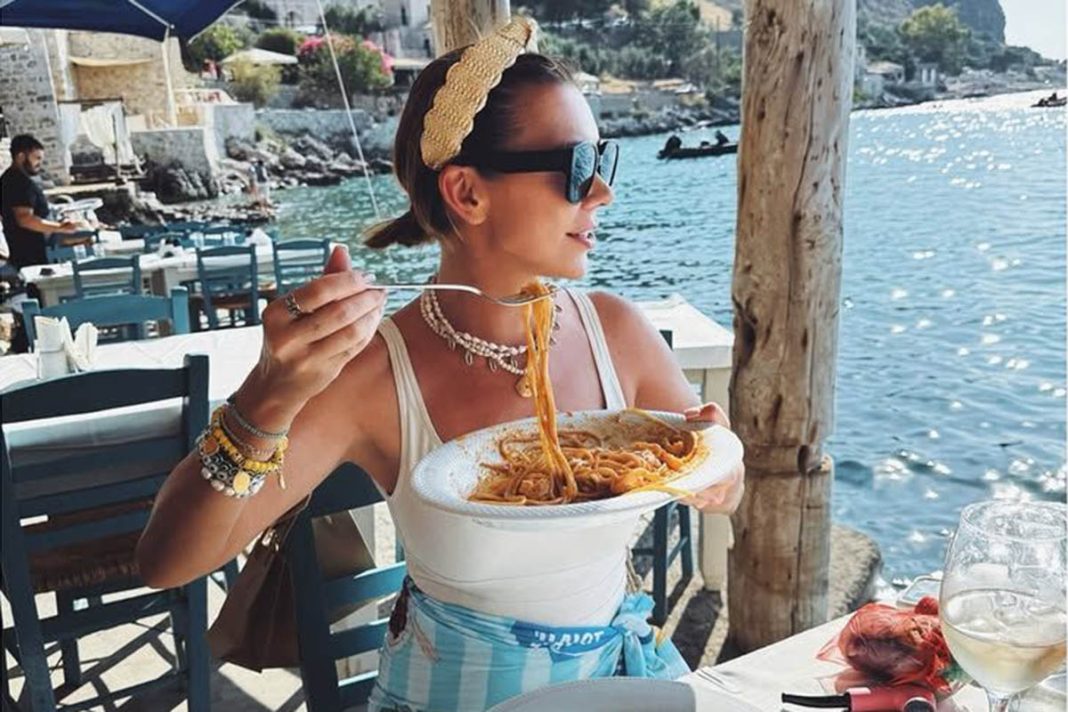Το ελληνικό καλοκαίρι της «πριγκίπισσας του τσιμέντου» Αλίνας Καλτσίδου