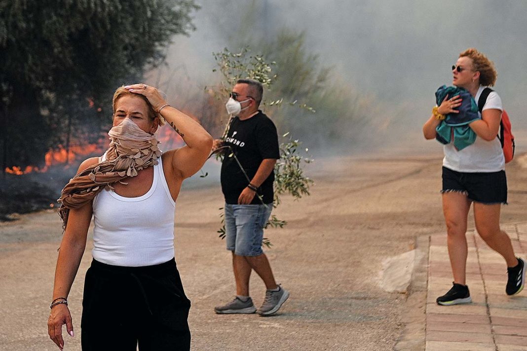 Κενά στον συντονισμό της μάχης για την κατάσβεση της πυρκαγιάς καταγγέλλουν οι κάτοικοι στη Χίο