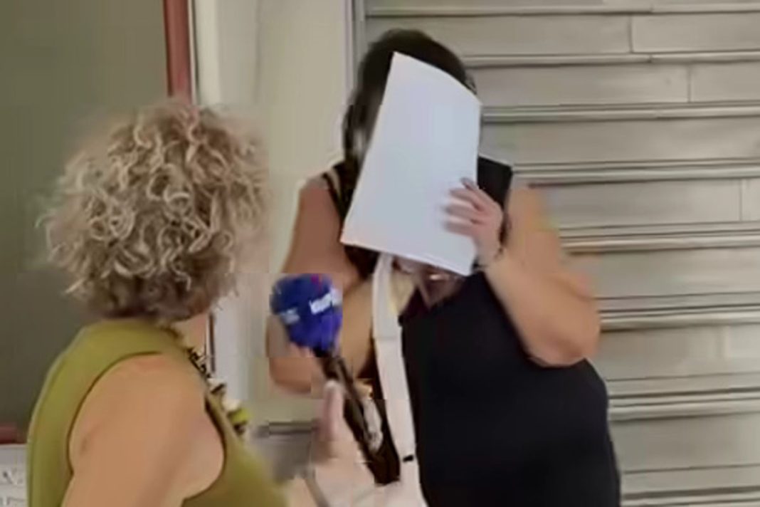 Για τα προς το... ζην διακινούσε ροζ υλικό της ανήλικης κόρης της η 52χρονη μάνα