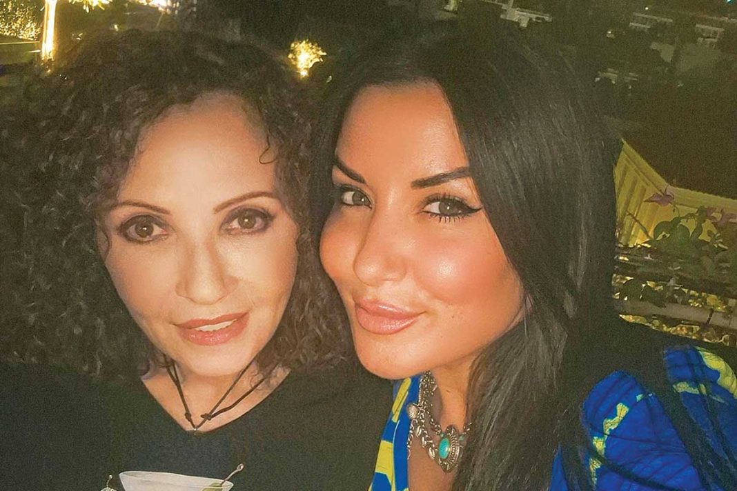 Γλυκερία και Παπαμακαρίου ενώνουν τις φωνές τους στην ιστορική Οδό Λυσίου στην Πλάκα