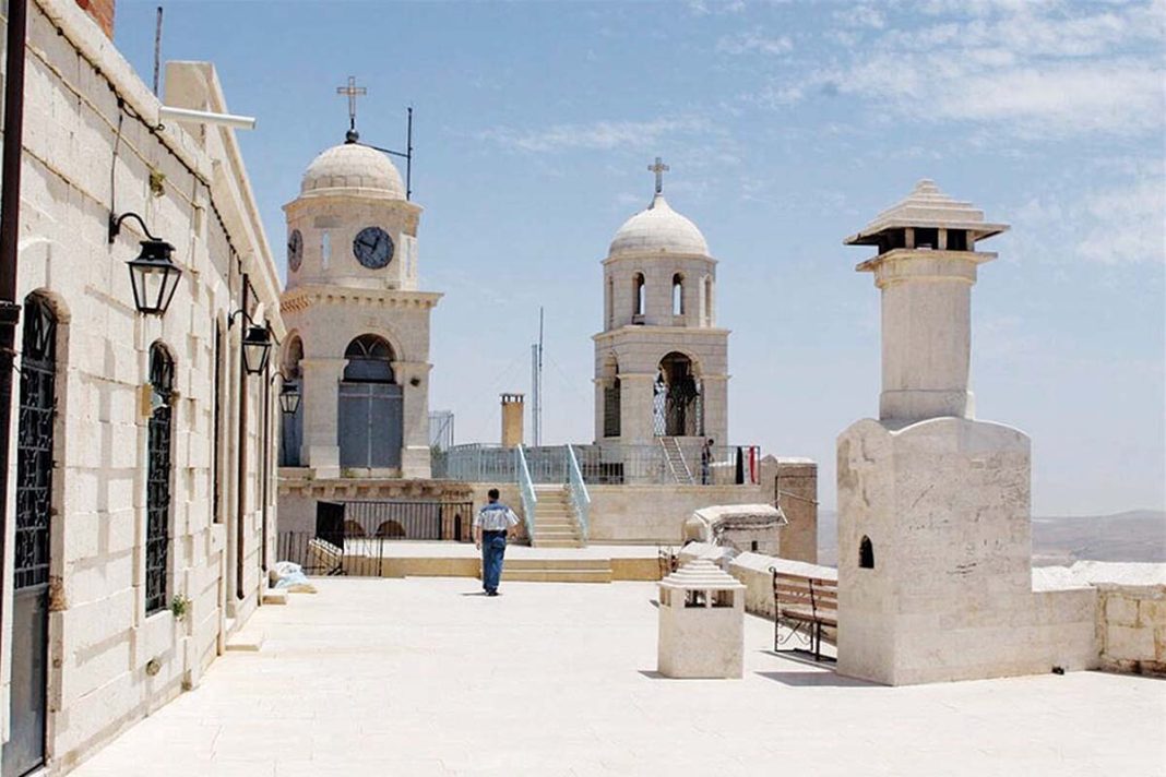 Πλήθη προσκυνητών στη Μονή της Παναγίας Σαϊντνάγια, που αποτελεί ανά τους αιώνες προπύργιο της Ορθοδοξίας στη Συρία