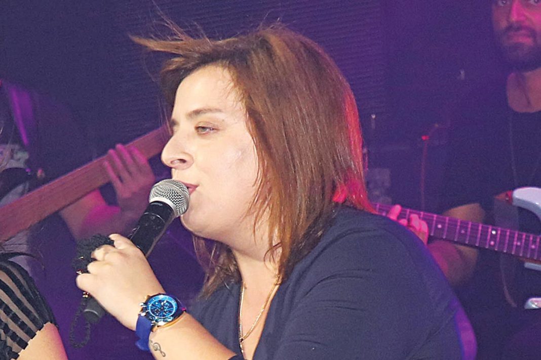 Ιπτάμενα μπουκάλια σε πανηγύρι με την Τσαμπά
