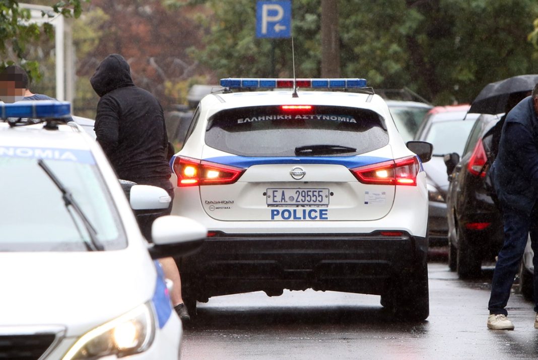 Στον εισαγγελέα φορώντας χειροπέδες ο Βασίλης Μπισμπίκης