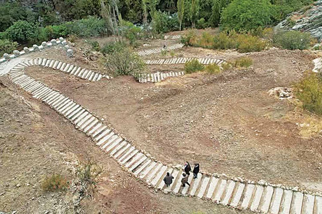 Τρισάγιο στη μνήμη των αγιών Αρσενίου και Παϊσίου στα Φάρασα Καππαδοκίας, δίπλα σε μιναρέδες και τζαμιά