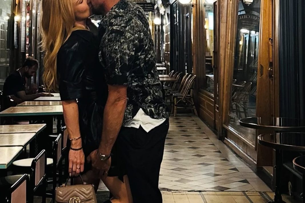 Τα παθιασμένα φιλιά 52χρονου ηθοποιού στη μέση του δρόμου με τη σύντροφό του