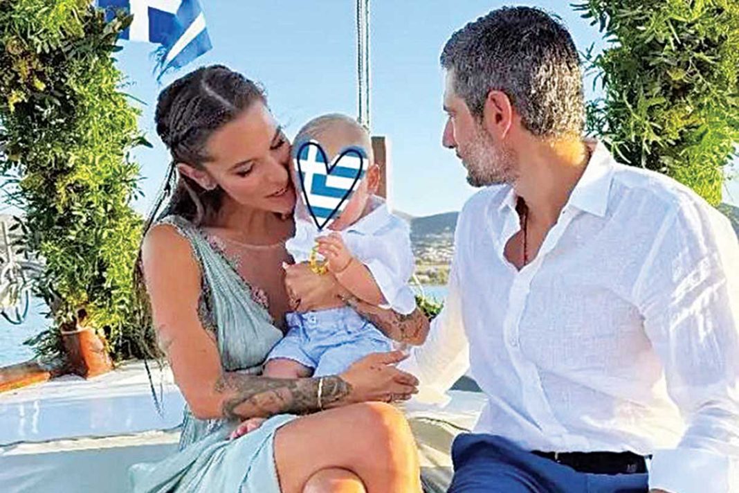 Εριέττα Κούρκουλου & Βύρωνας Βασιλειάδης βάφτισαν τον μικρό τους γιο στην Πάρο