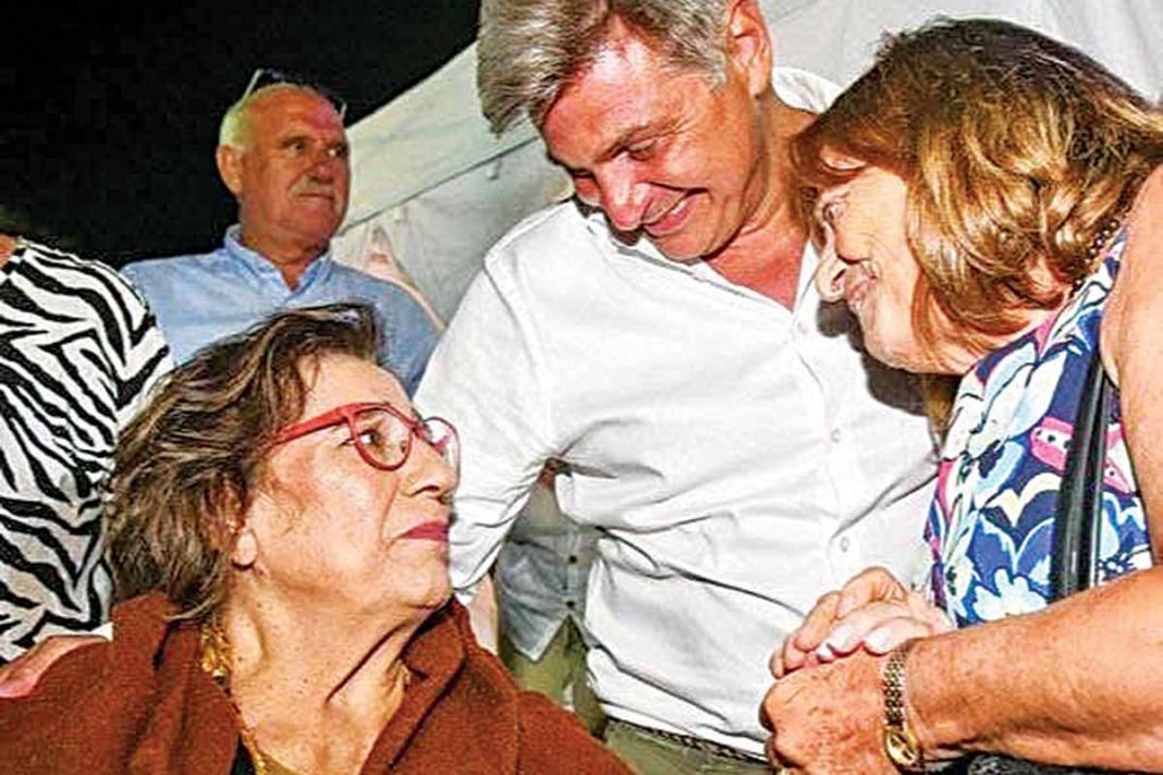 Ο ευρωβουλευτής του Νικόλας Φαραντούρης υποκλίθηκε στη θεία του, Μαρία Φαραντούρη