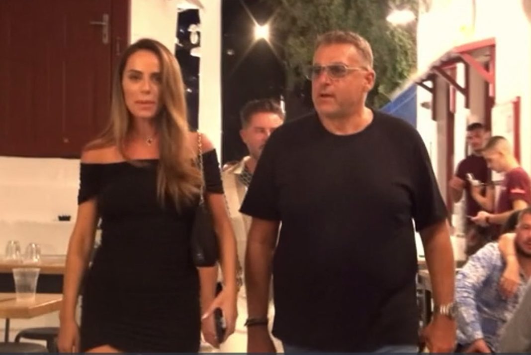 Γιώργος Λιάγκας: Βόλτα στα σοκάκια της Μυκόνου με τη Μαρία Αντωνά