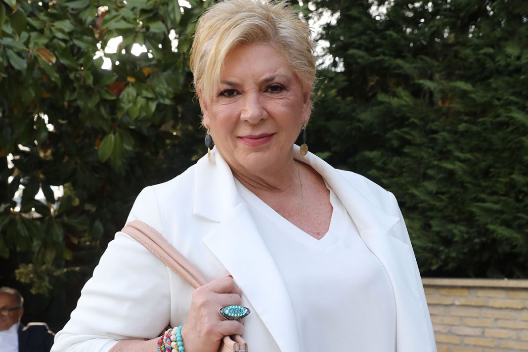 Μοναχική «γοργόνα» η Δήμητρα Παπανδρέου - Φωτογραφίες από την παραλία