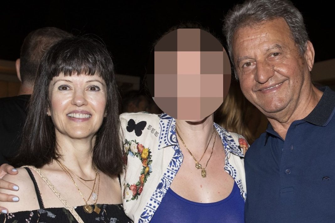 Γνωστή ηθοποιός ποζάρει με τους γονείς της στο Ηρώδειο