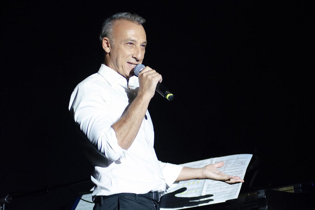 Μίνως Μάτσας: «Η μουσική ενώνει τους ανθρώπους, το λέω και συγκινούμαι»