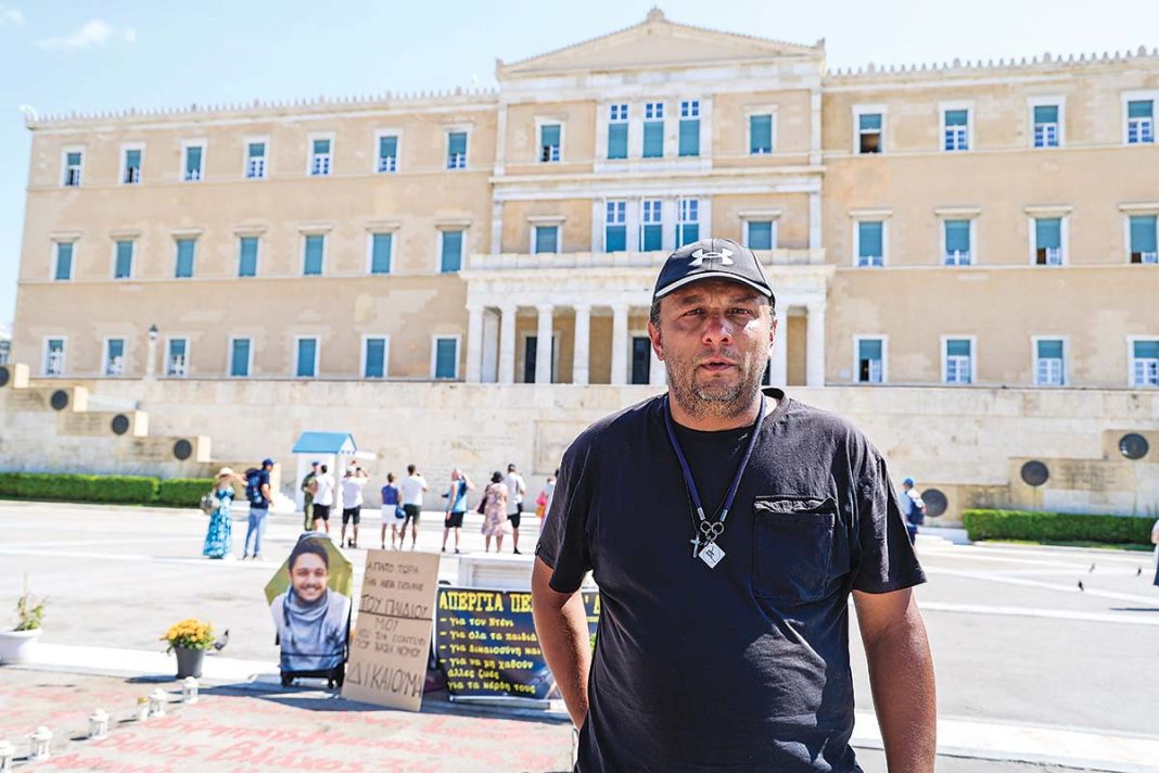 Ο πατέρας του Ντένις Ρούτσι, που χάθηκε στα Τέμπη, άρχισε απεργία πείνας στο Σύνταγμα