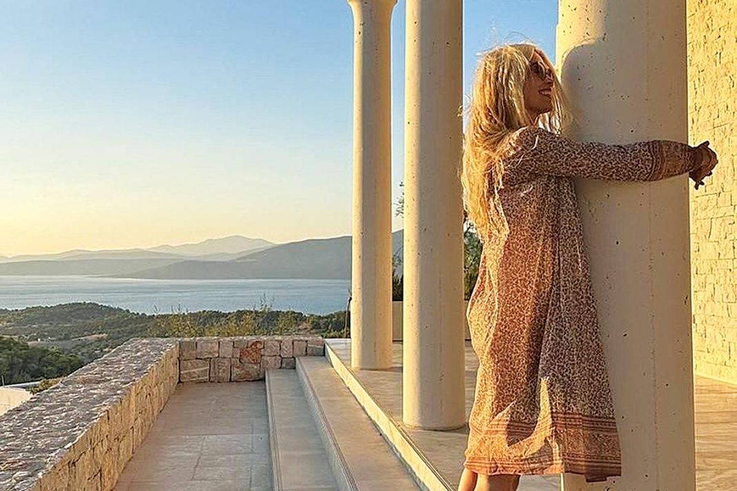 Χαλαρή σε spa η «Ελληνίδα» Κλόντια Σίφερ