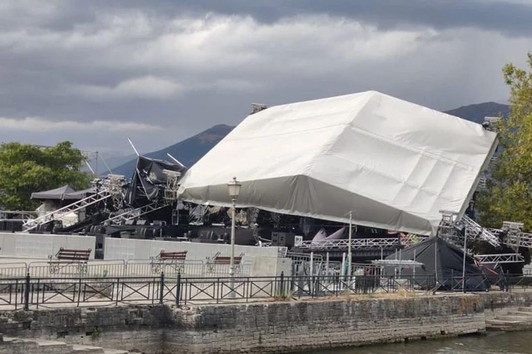 Οι θυελλώδεις άνεμοι ξήλωσαν το stage πριν από συναυλία στην πλατεία Μαβίλη στα Ιωάννινα