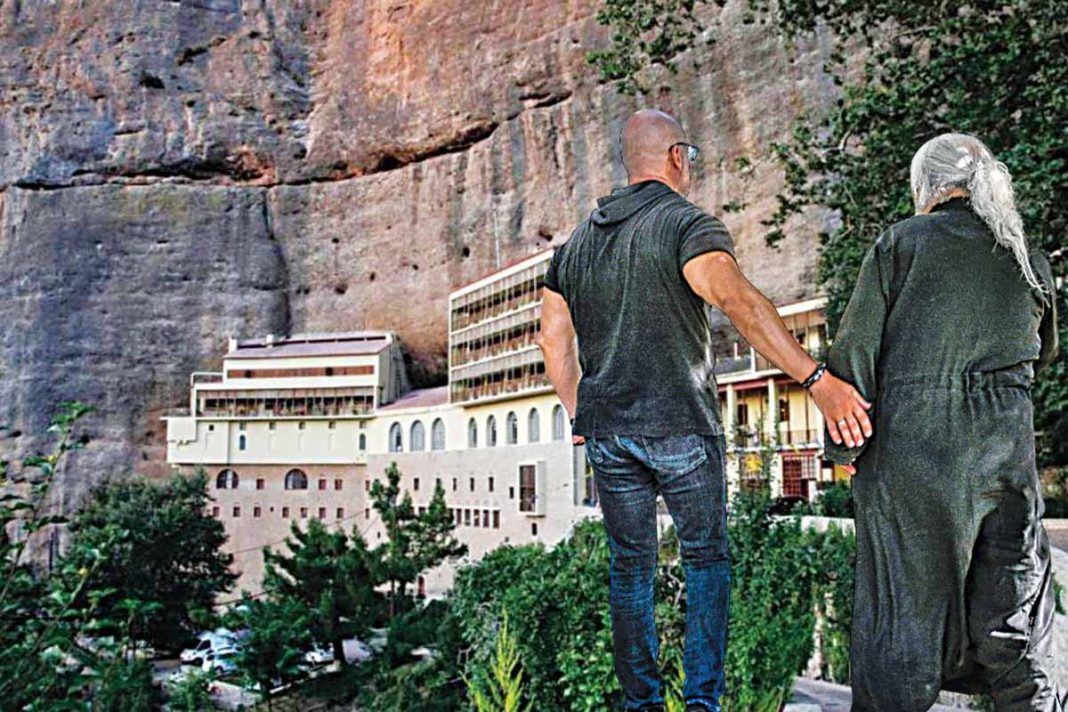 Και ροζ βίντεο στο... σεντούκι με τις ιερές μπίζνες