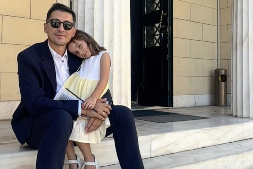 Ο μπαμπάς (Παύλος Χρηστίδης) δουλεύει, η κόρη κουράζεται