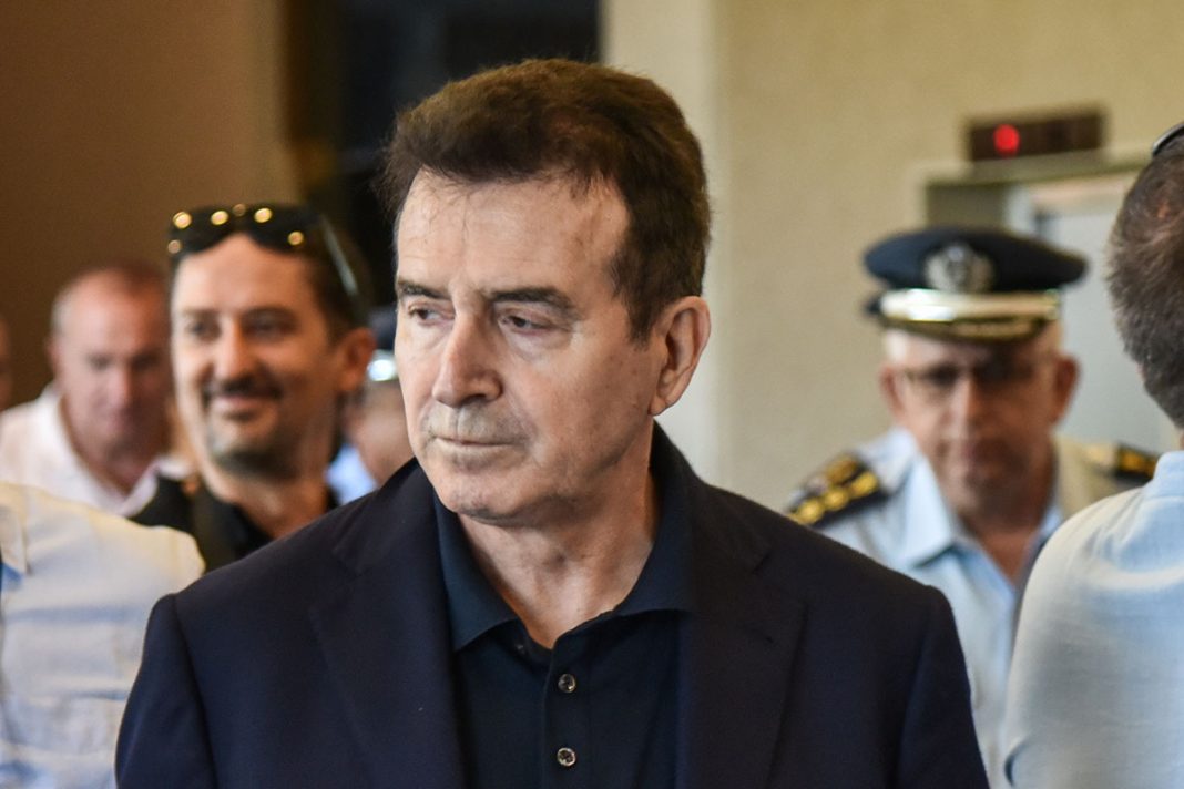 Χρυσοχοΐδης με διπλό «χτύπημα»