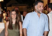 Ο Αρναούτογλου junior ποζάρει αγκαλιά με τη μαμά του στο Ναύπλιο