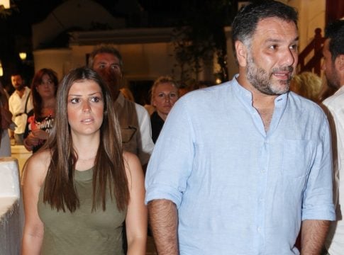 Ο Αρναούτογλου junior ποζάρει αγκαλιά με τη μαμά του στο Ναύπλιο